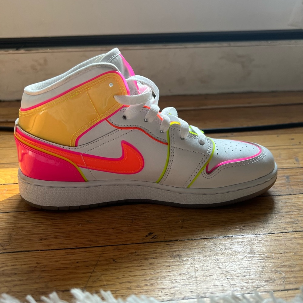 Air Jordan 1 Mids Edge Glow